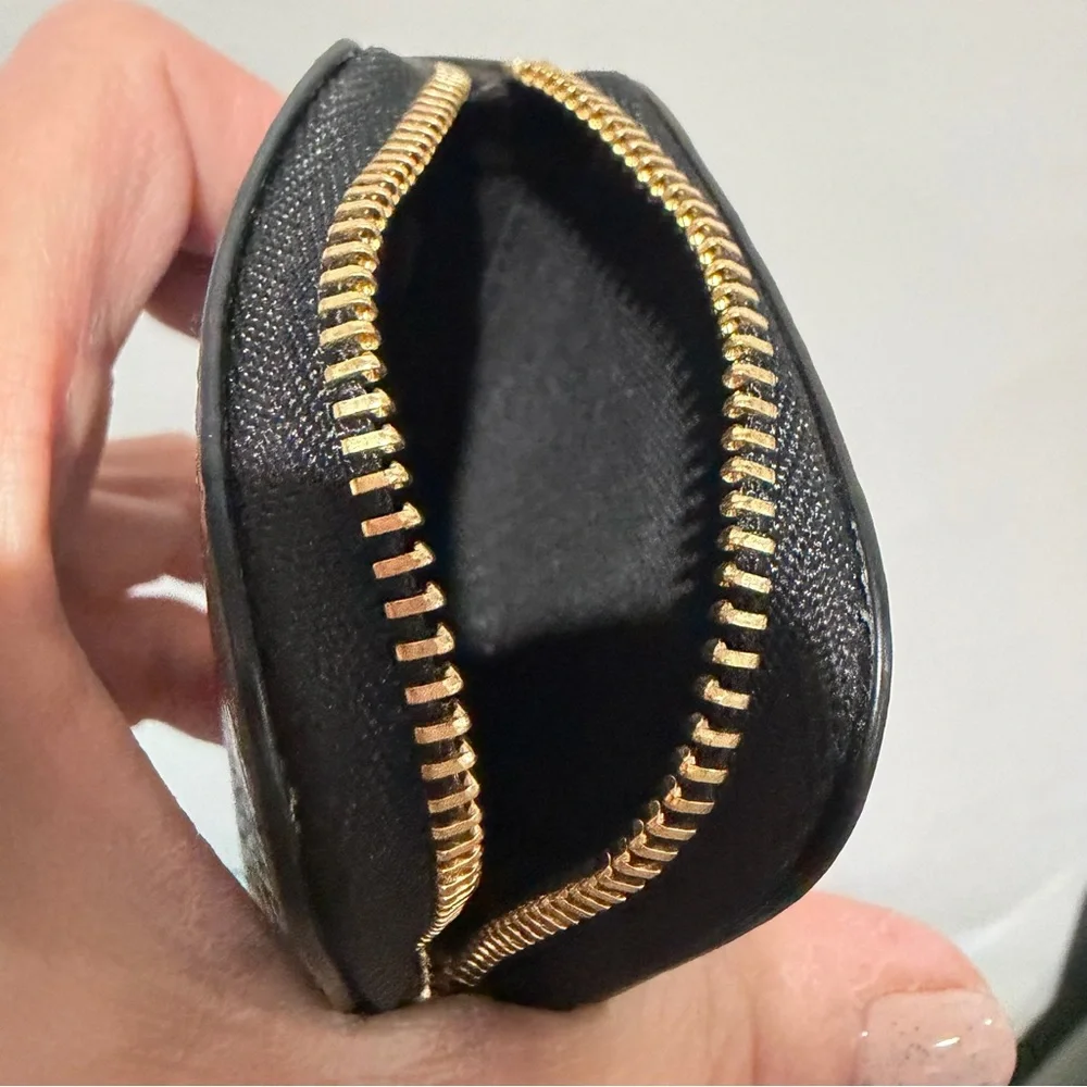 Cuyana Airpod Case Black Pebbled Leather Monogrammed J - Picture 9 of 11